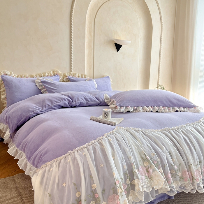 91家纺网 家纺一手货源 找家纺 绒掌柜 （总）2025新款消光级牛奶绒婴儿绒刺绣花边工艺款四件套（品质含买家秀）—巴黎系列 优雅紫