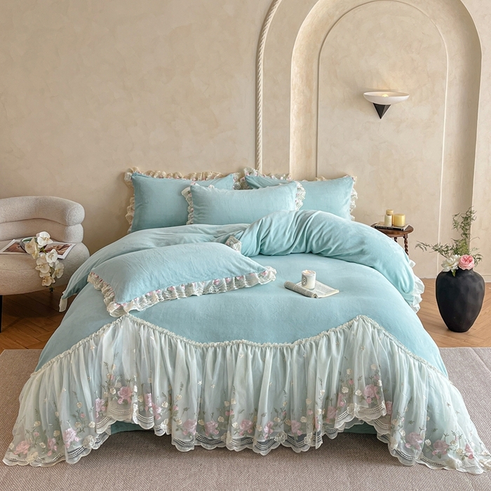 91家纺网 家纺一手货源 找家纺 绒掌柜 （总）2025新款消光级牛奶绒婴儿绒刺绣花边工艺款四件套（品质含买家秀）—巴黎系列 天水蓝