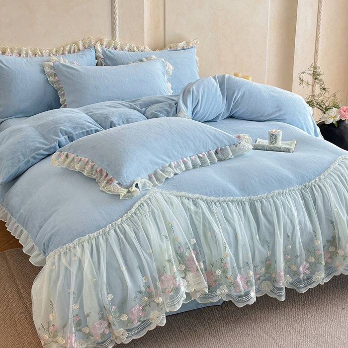 91家纺网 家纺一手货源 找家纺 绒掌柜 （总）2025新款消光级牛奶绒婴儿绒刺绣花边工艺款四件套（品质含买家秀）—巴黎系列 婴儿蓝