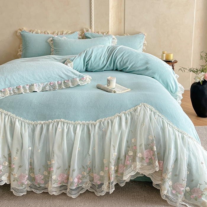 91家纺网 家纺一手货源 找家纺 绒掌柜 （总）2025新款消光级牛奶绒婴儿绒刺绣花边工艺款四件套（品质含买家秀）—巴黎系列 天水蓝