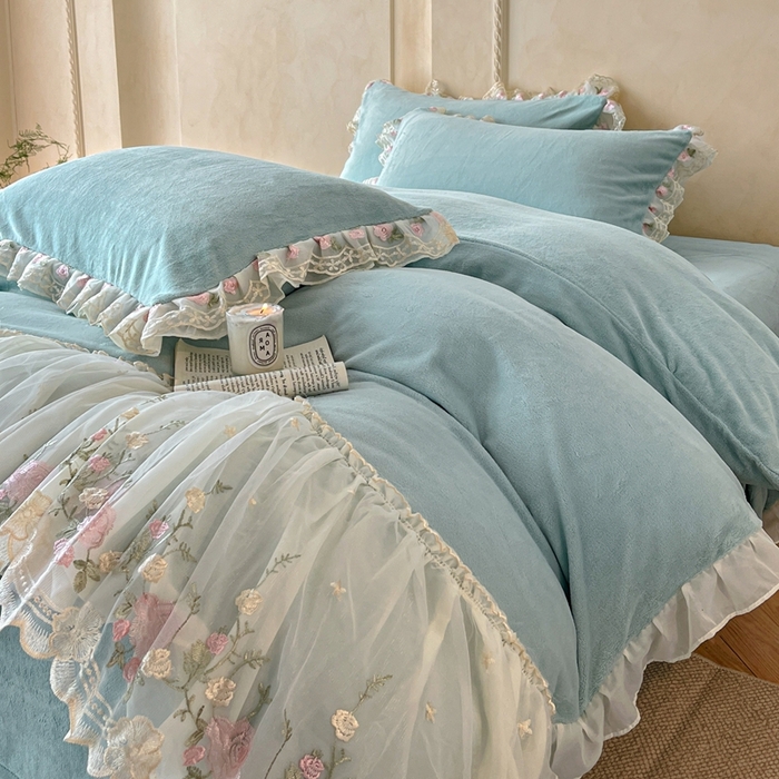 91家纺网 家纺一手货源 找家纺 绒掌柜 （总）2025新款消光级牛奶绒婴儿绒刺绣花边工艺款四件套（品质含买家秀）—巴黎系列 天水蓝