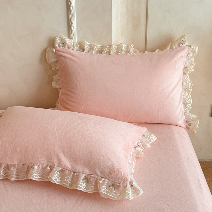 91家纺网 家纺一手货源 找家纺 绒掌柜 （总）2025新款消光级牛奶绒婴儿绒刺绣花边工艺款四件套（品质含买家秀）—巴黎系列 玉颜粉