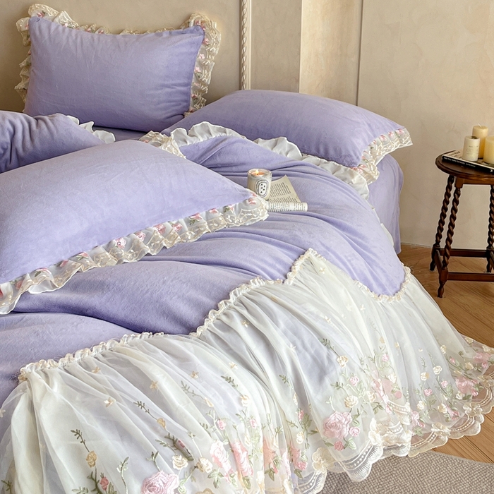 91家纺网 家纺一手货源 找家纺 绒掌柜 （总）2025新款消光级牛奶绒婴儿绒刺绣花边工艺款四件套（品质含买家秀）—巴黎系列 优雅紫