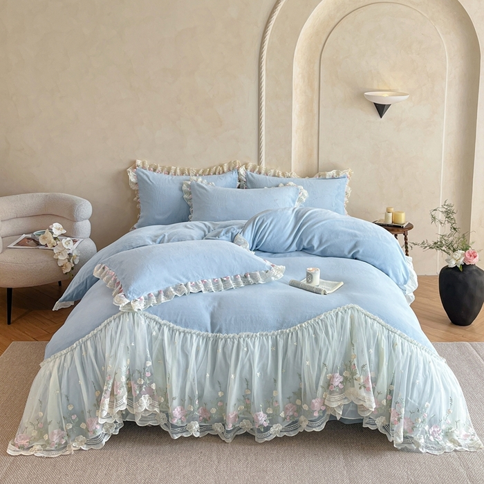 91家纺网 家纺一手货源 找家纺 绒掌柜 （总）2025新款消光级牛奶绒婴儿绒刺绣花边工艺款四件套（品质含买家秀）—巴黎系列 婴儿蓝