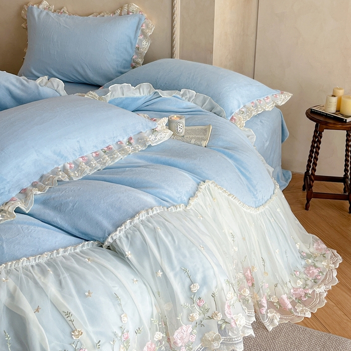 91家纺网 家纺一手货源 找家纺 绒掌柜 （总）2025新款消光级牛奶绒婴儿绒刺绣花边工艺款四件套（品质含买家秀）—巴黎系列 婴儿蓝