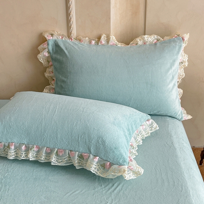 91家纺网 家纺一手货源 找家纺 绒掌柜 （总）2025新款消光级牛奶绒婴儿绒刺绣花边工艺款四件套（品质含买家秀）—巴黎系列 天水蓝