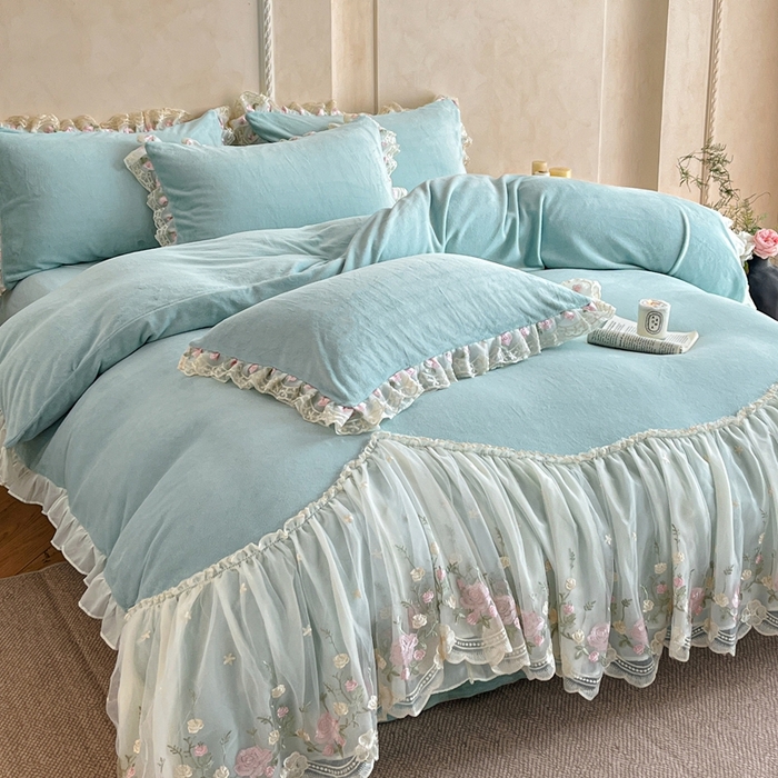 91家纺网 家纺一手货源 找家纺 绒掌柜 （总）2025新款消光级牛奶绒婴儿绒刺绣花边工艺款四件套（品质含买家秀）—巴黎系列 天水蓝