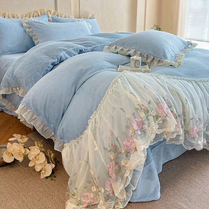 91家纺网 家纺一手货源 找家纺 绒掌柜 （总）2025新款消光级牛奶绒婴儿绒刺绣花边工艺款四件套（品质含买家秀）—巴黎系列 婴儿蓝