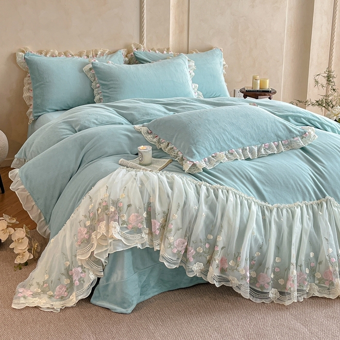 91家纺网 家纺一手货源 找家纺 绒掌柜 （总）2025新款消光级牛奶绒婴儿绒刺绣花边工艺款四件套（品质含买家秀）—巴黎系列 天水蓝