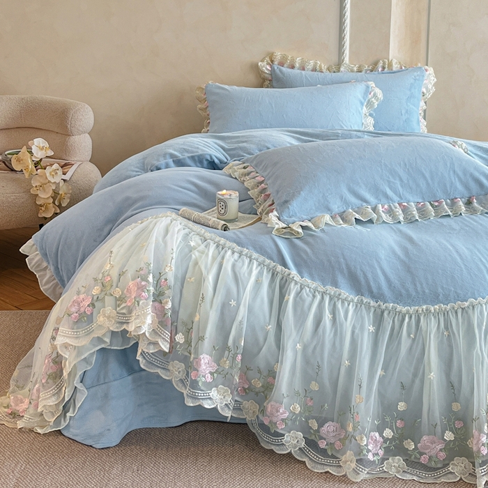 91家纺网 家纺一手货源 找家纺 绒掌柜 （总）2025新款消光级牛奶绒婴儿绒刺绣花边工艺款四件套（品质含买家秀）—巴黎系列 婴儿蓝