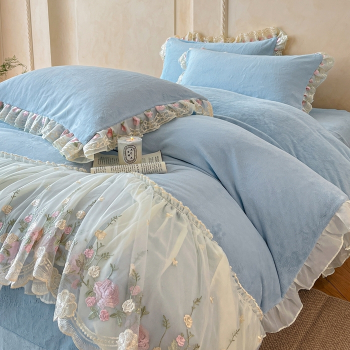 91家纺网 家纺一手货源 找家纺 绒掌柜 （总）2025新款消光级牛奶绒婴儿绒刺绣花边工艺款四件套（品质含买家秀）—巴黎系列 婴儿蓝