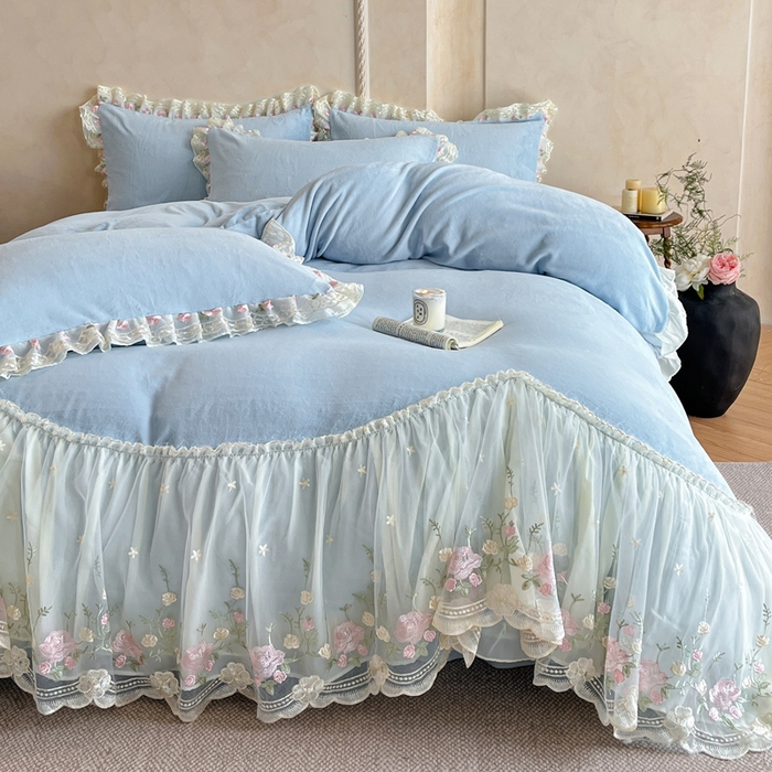 91家纺网 家纺一手货源 找家纺 绒掌柜 （总）2025新款消光级牛奶绒婴儿绒刺绣花边工艺款四件套（品质含买家秀）—巴黎系列 婴儿蓝