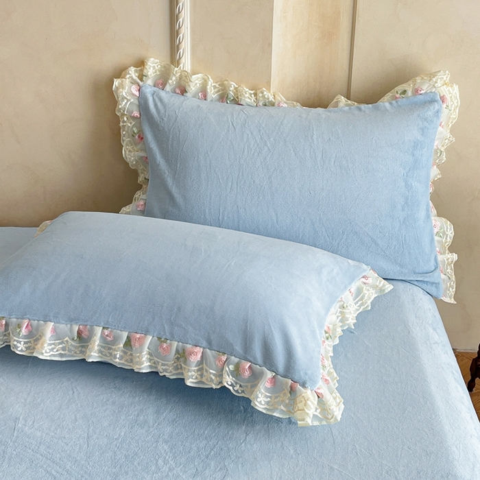 91家纺网 家纺一手货源 找家纺 绒掌柜 （总）2025新款消光级牛奶绒婴儿绒刺绣花边工艺款四件套（品质含买家秀）—巴黎系列 婴儿蓝