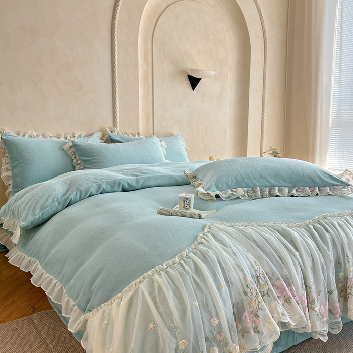 91家纺网 家纺一手货源 找家纺 绒掌柜 （总）2025新款消光级牛奶绒婴儿绒刺绣花边工艺款四件套（品质含买家秀）—巴黎系列 天水蓝