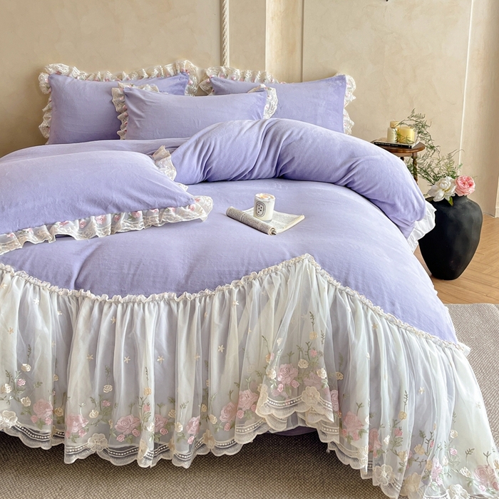 91家纺网 家纺一手货源 找家纺 绒掌柜 （总）2025新款消光级牛奶绒婴儿绒刺绣花边工艺款四件套（品质含买家秀）—巴黎系列 优雅紫