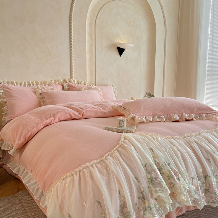 91家纺网 家纺一手货源 找家纺 绒掌柜 （总）2025新款消光级牛奶绒婴儿绒刺绣花边工艺款四件套（品质含买家秀）—巴黎系列 玉颜粉