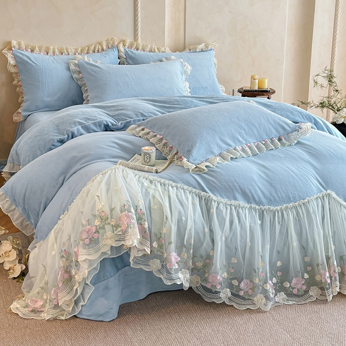 91家纺网 家纺一手货源 找家纺 绒掌柜 （总）2025新款消光级牛奶绒婴儿绒刺绣花边工艺款四件套（品质含买家秀）—巴黎系列 婴儿蓝