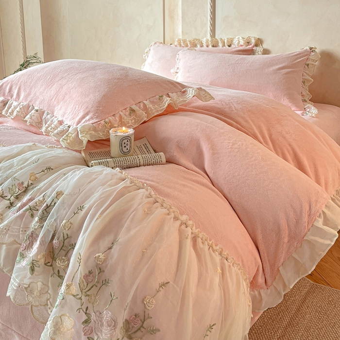 91家纺网 家纺一手货源 找家纺 绒掌柜 （总）2025新款消光级牛奶绒婴儿绒刺绣花边工艺款四件套（品质含买家秀）—巴黎系列 玉颜粉