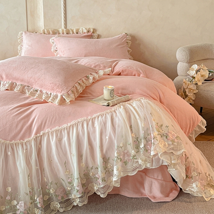 91家纺网 家纺一手货源 找家纺 绒掌柜 （总）2025新款消光级牛奶绒婴儿绒刺绣花边工艺款四件套（品质含买家秀）—巴黎系列 玉颜粉