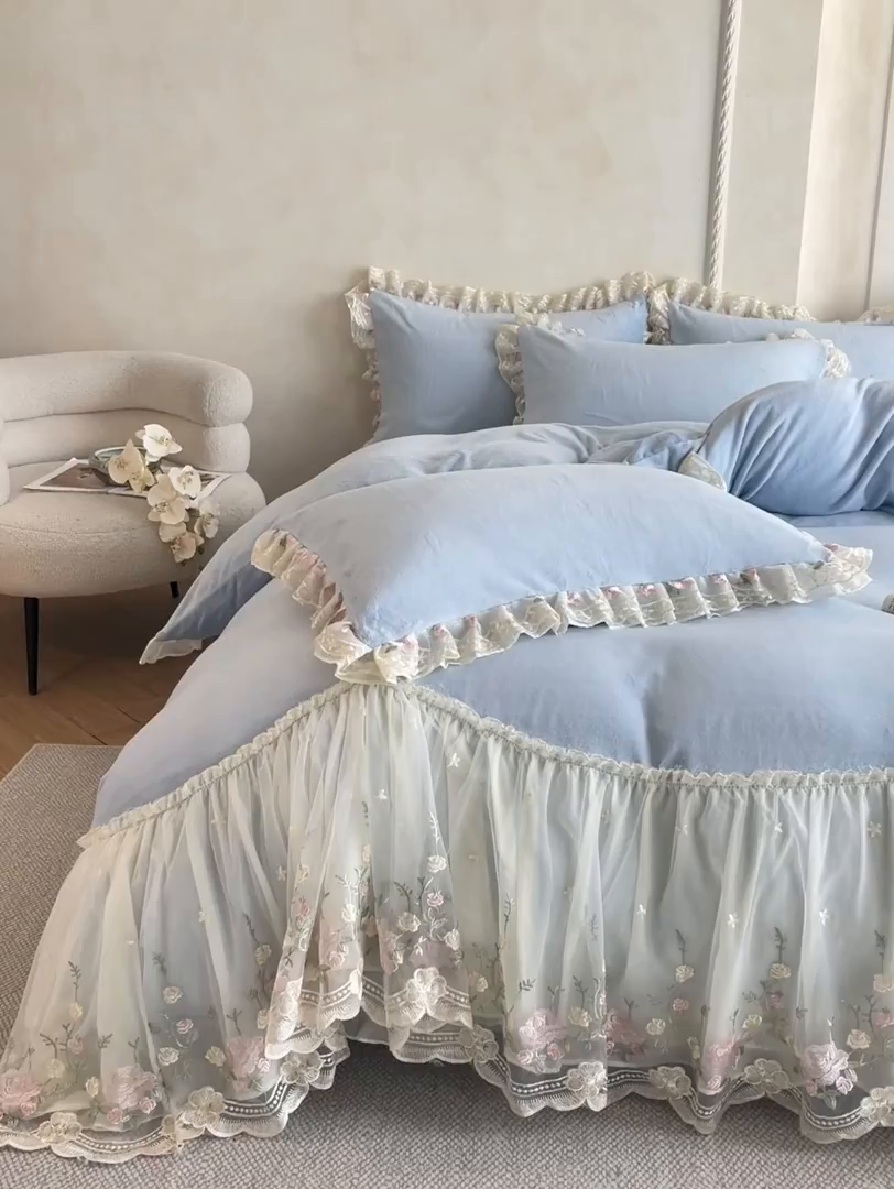 91家纺网 家纺一手货源 找家纺 绒掌柜 （总）2025新款消光级牛奶绒婴儿绒刺绣花边工艺款四件套（品质含买家秀）—巴黎系列 婴儿蓝