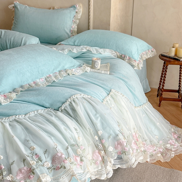 91家纺网 家纺一手货源 找家纺 绒掌柜 （总）2025新款消光级牛奶绒婴儿绒刺绣花边工艺款四件套（品质含买家秀）—巴黎系列 天水蓝