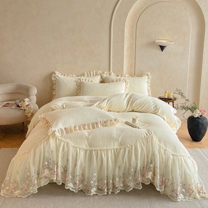 91家纺网 家纺一手货源 找家纺 绒掌柜 （总）2025新款消光级牛奶绒婴儿绒刺绣花边工艺款四件套（品质含买家秀）—巴黎系列 奶昔白