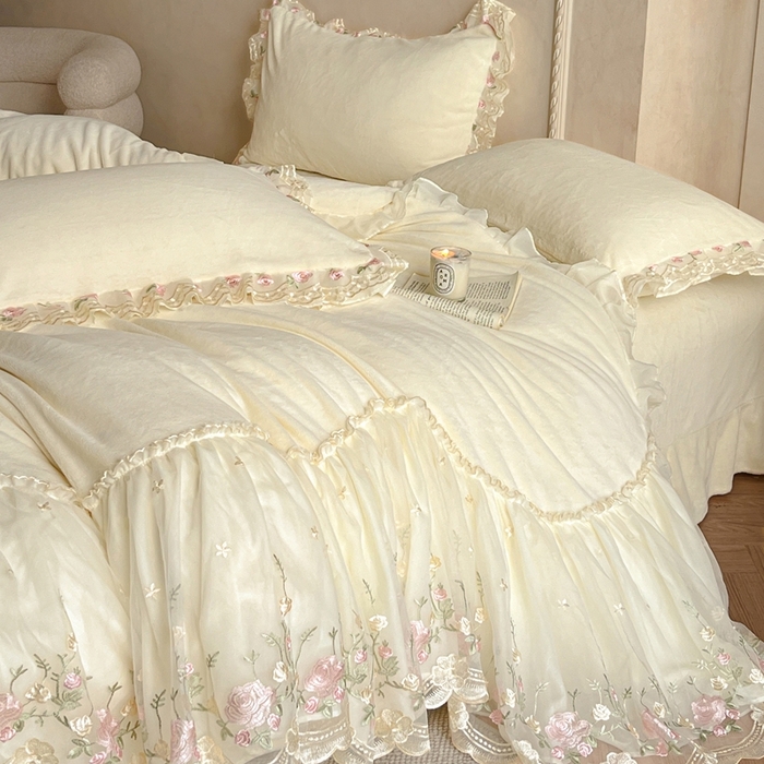 91家纺网 家纺一手货源 找家纺 绒掌柜 （总）2025新款消光级牛奶绒婴儿绒刺绣花边工艺款四件套（品质含买家秀）—巴黎系列 奶昔白