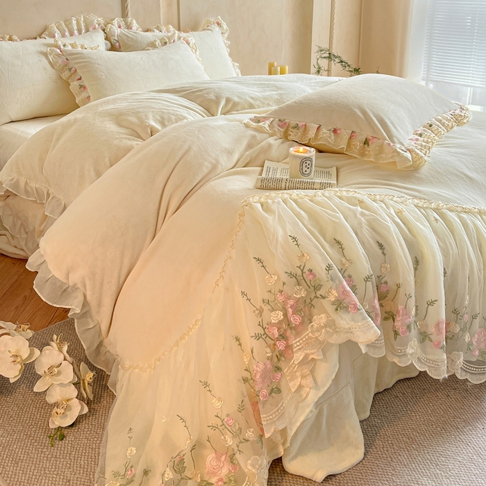 91家纺网 家纺一手货源 找家纺 绒掌柜 （总）2025新款消光级牛奶绒婴儿绒刺绣花边工艺款四件套（品质含买家秀）—巴黎系列 奶昔白