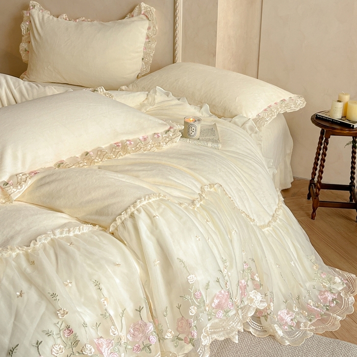 91家纺网 家纺一手货源 找家纺 绒掌柜 （总）2025新款消光级牛奶绒婴儿绒刺绣花边工艺款四件套（品质含买家秀）—巴黎系列 奶昔白