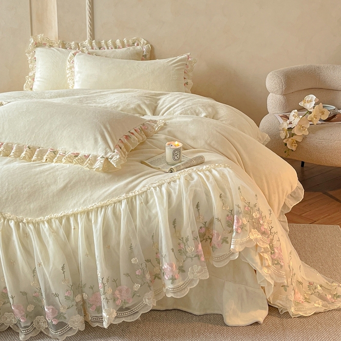 91家纺网 家纺一手货源 找家纺 绒掌柜 （总）2025新款消光级牛奶绒婴儿绒刺绣花边工艺款四件套（品质含买家秀）—巴黎系列 奶昔白