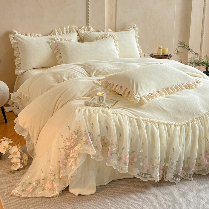 91家纺网 家纺一手货源 找家纺 绒掌柜 （总）2025新款消光级牛奶绒婴儿绒刺绣花边工艺款四件套（品质含买家秀）—巴黎系列 奶昔白