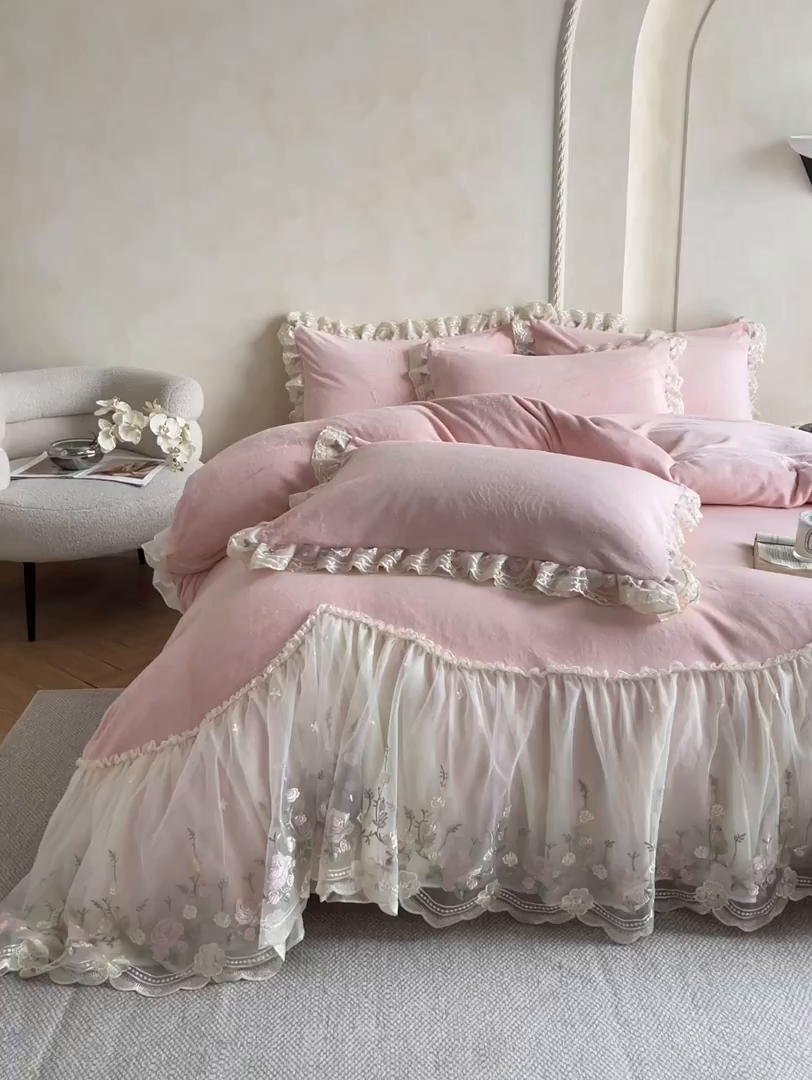 91家纺网 家纺一手货源 找家纺 绒掌柜 （总）2025新款消光级牛奶绒婴儿绒刺绣花边工艺款四件套（品质含买家秀）—巴黎系列 玉颜粉
