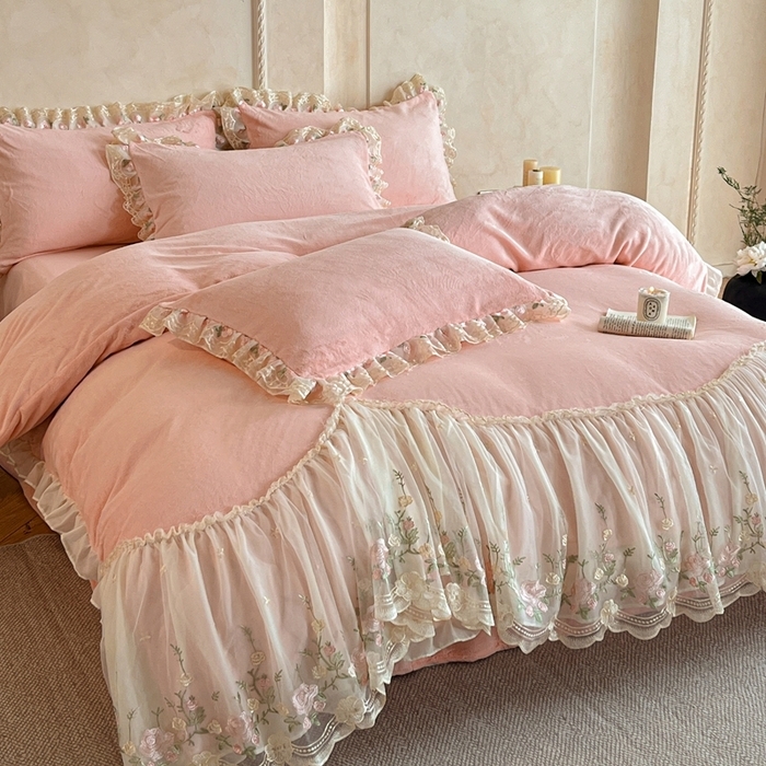 91家纺网 家纺一手货源 找家纺 绒掌柜 （总）2025新款消光级牛奶绒婴儿绒刺绣花边工艺款四件套（品质含买家秀）—巴黎系列 玉颜粉