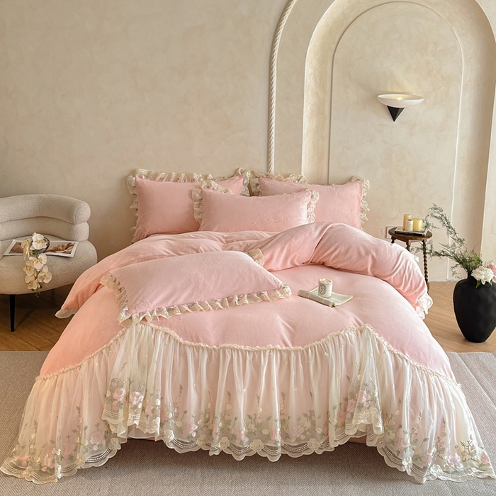 91家纺网 家纺一手货源 找家纺 （总）绒掌柜 （总）2025新款消光级牛奶绒婴儿绒刺绣花边工艺款四件套（品质含买家秀）—巴黎系列