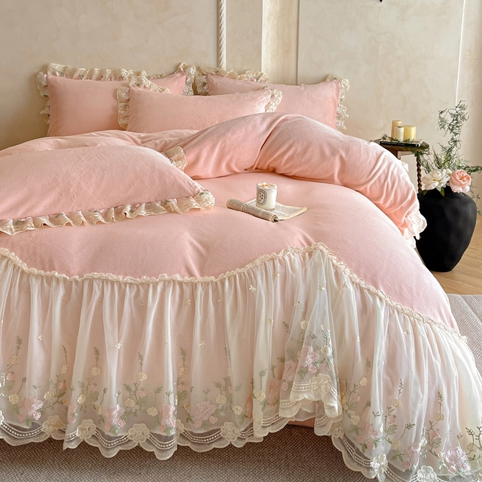 91家纺网 家纺一手货源 找家纺 （总）绒掌柜 （总）2025新款消光级牛奶绒婴儿绒刺绣花边工艺款四件套（品质含买家秀）—巴黎系列