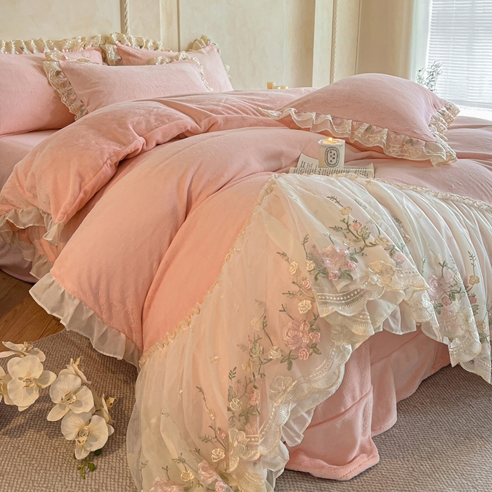 91家纺网 家纺一手货源 找家纺 （总）绒掌柜 （总）2025新款消光级牛奶绒婴儿绒刺绣花边工艺款四件套（品质含买家秀）—巴黎系列