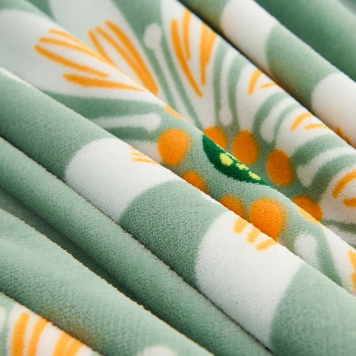 91家纺网 家纺一手货源 找家纺 圣靓 2025新款高克重牛奶绒印花床裙三件套 冬日暖阳