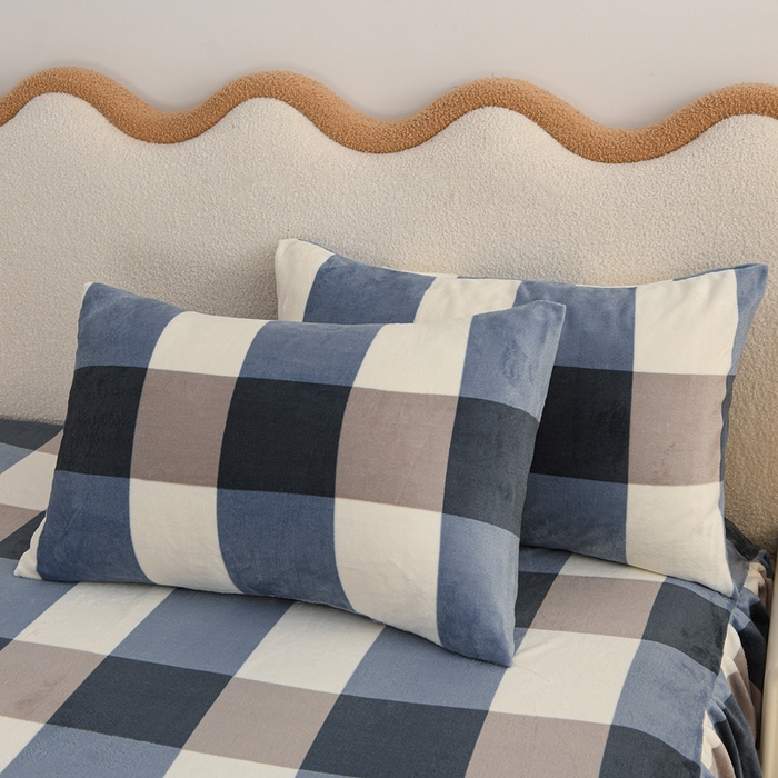 91家纺网 家纺一手货源 找家纺 圣楚 2025新款牛奶绒印花床裙三件套 简尚格调