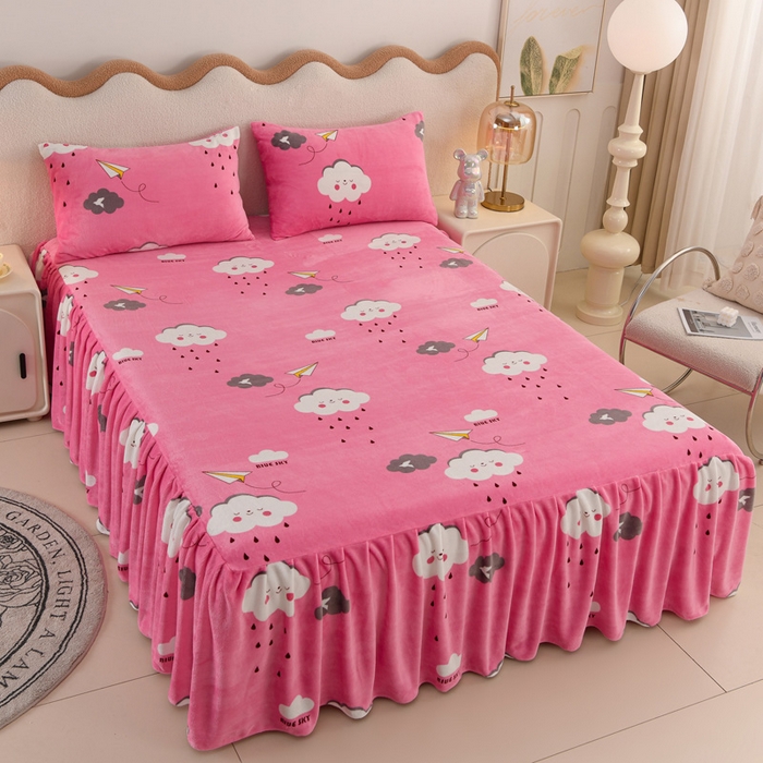 圣楚 2025新款牛奶绒印花床裙三件套 甜美约定