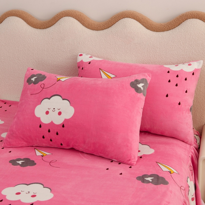 91家纺网 家纺一手货源 找家纺 圣楚 2025新款牛奶绒印花床裙三件套 甜美约定