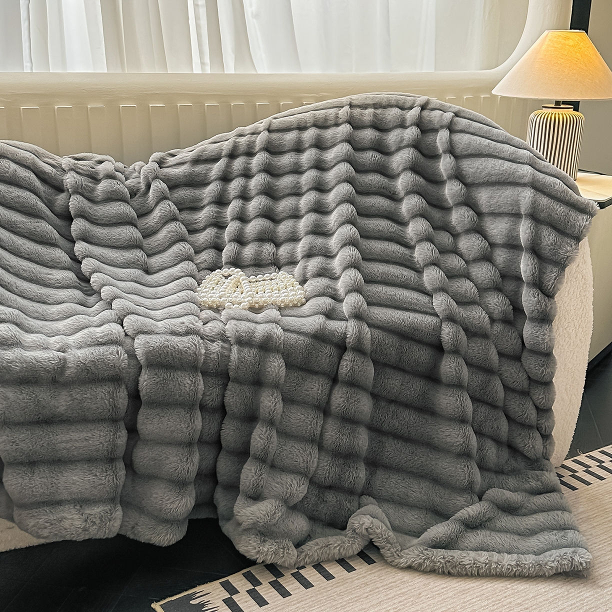 91家纺网 家纺一手货源 找家纺 梵克保罗 2025新款加厚美拉德抽条兔毛绒毛毯毛毯毯子 支持跨境外贸 高级灰