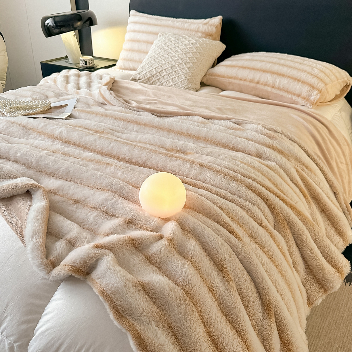 91家纺网 家纺一手货源 找家纺 梵克保罗 2025新款加厚美拉德抽条兔毛绒毛毯毛毯毯子 支持跨境外贸 奶白