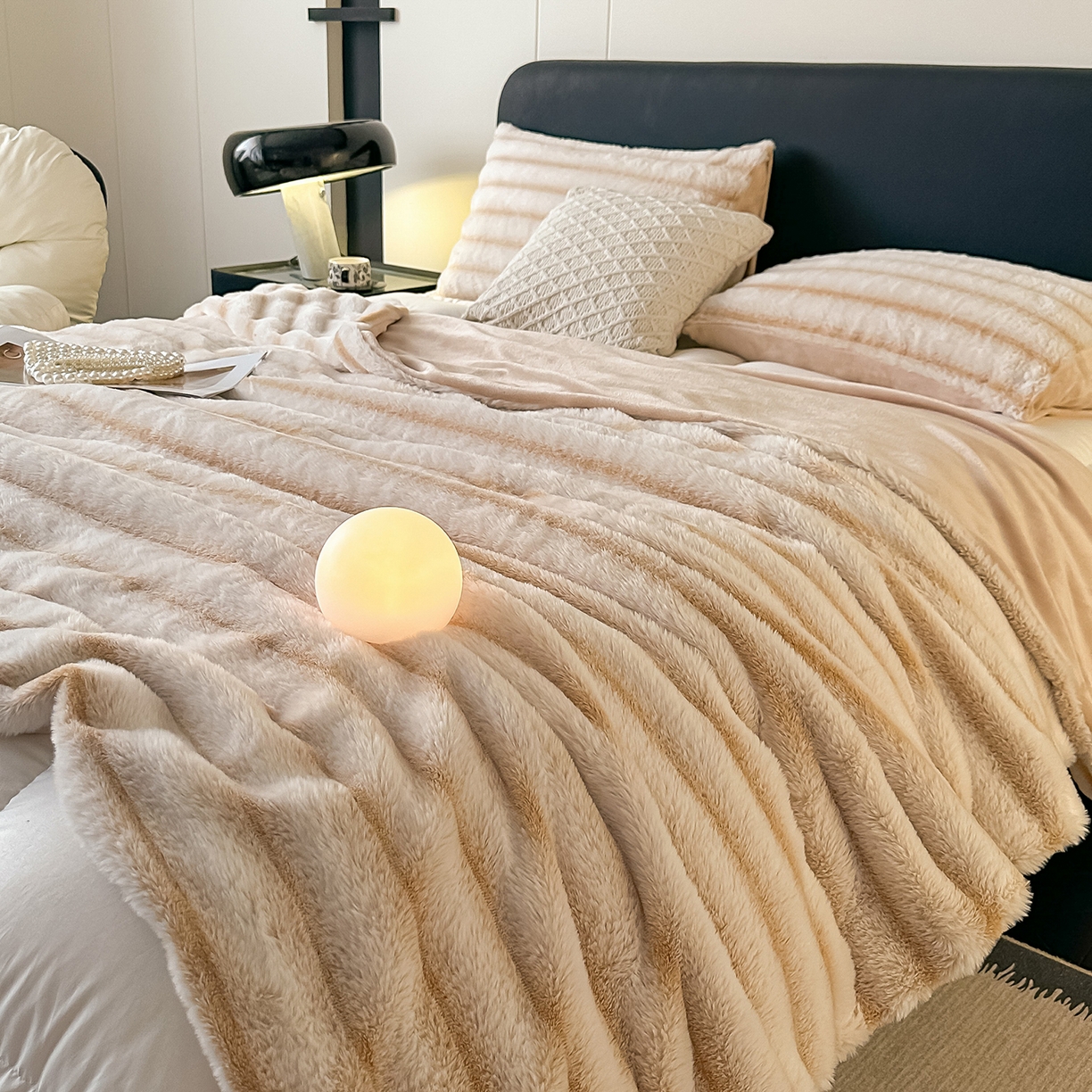 91家纺网 家纺一手货源 找家纺 梵克保罗 2025新款加厚美拉德抽条兔毛绒毛毯毛毯毯子 支持跨境外贸 奶白