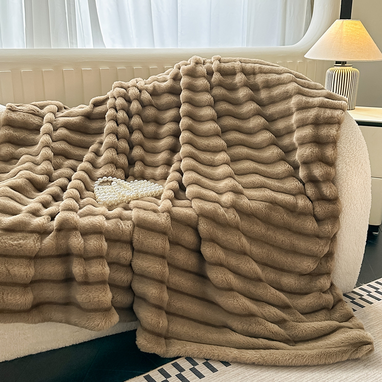 91家纺网 家纺一手货源 找家纺 梵克保罗 2025新款加厚美拉德抽条兔毛绒毛毯毛毯毯子 支持跨境外贸 咖色