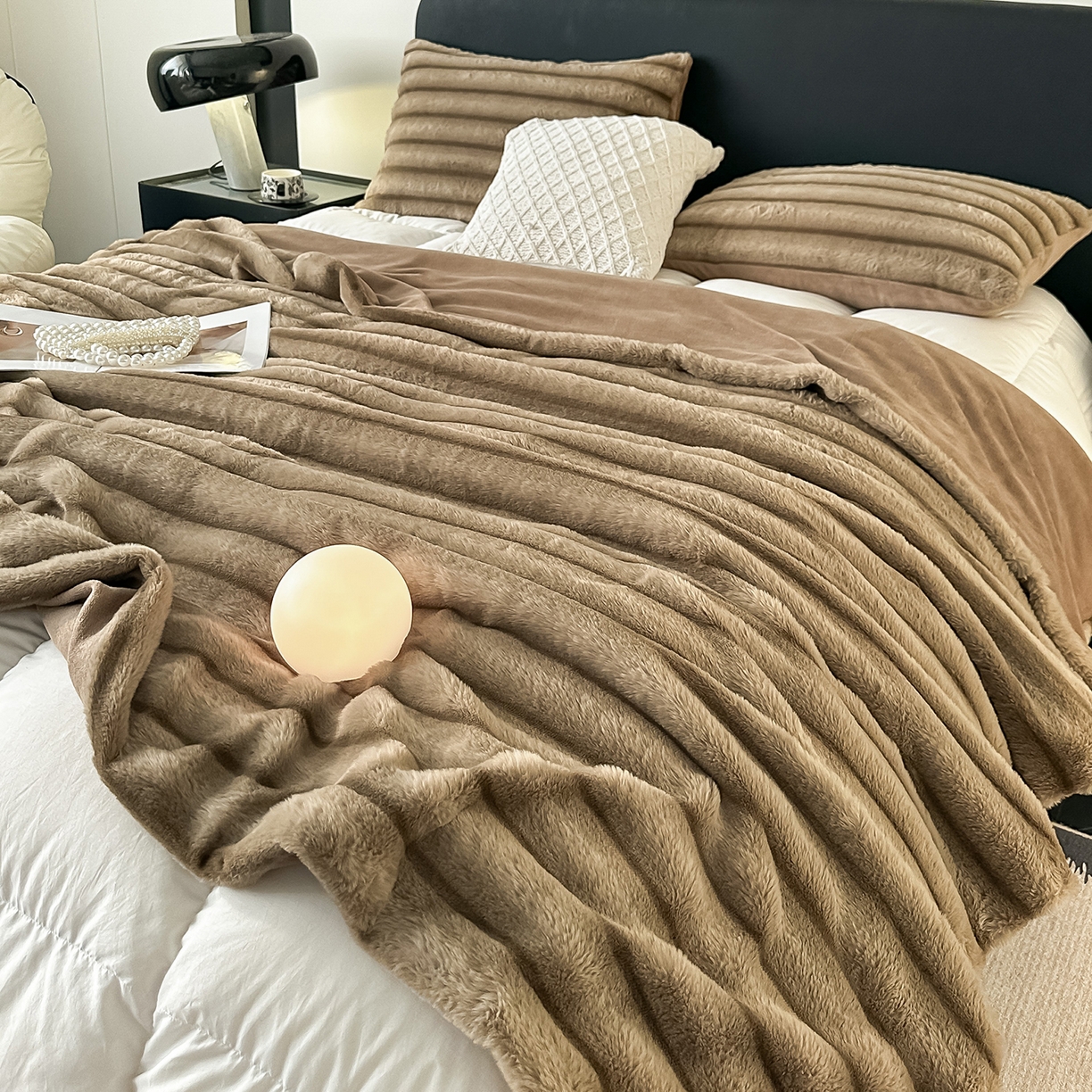 91家纺网 家纺一手货源 找家纺 梵克保罗 2025新款加厚美拉德抽条兔毛绒毛毯毛毯毯子 支持跨境外贸 咖色