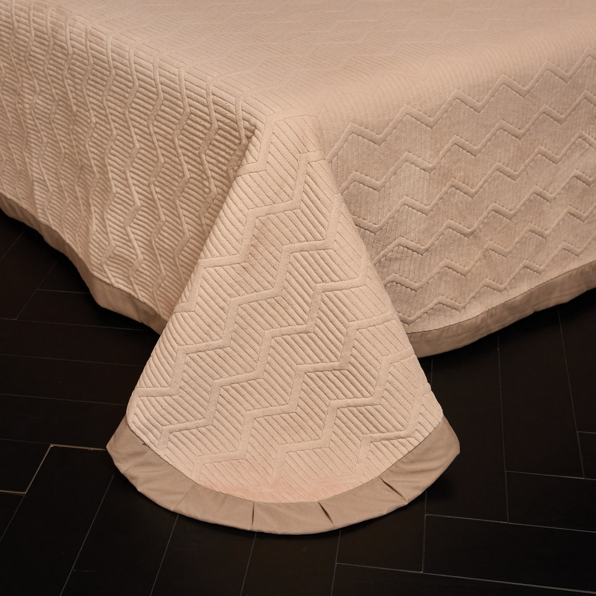 91家纺网 家纺一手货源 找家纺 新方向 2025新款240克全消光数码印花牛奶绒四件套床盖款-云杉 云杉-香槟