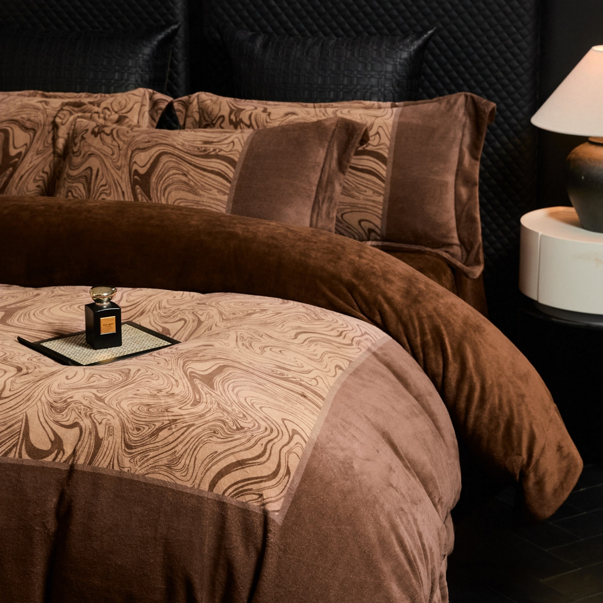 91家纺网 家纺一手货源 找家纺 新方向 2025新款240克全消光数码印花牛奶绒四件套床盖款-云杉 云杉-咖啡