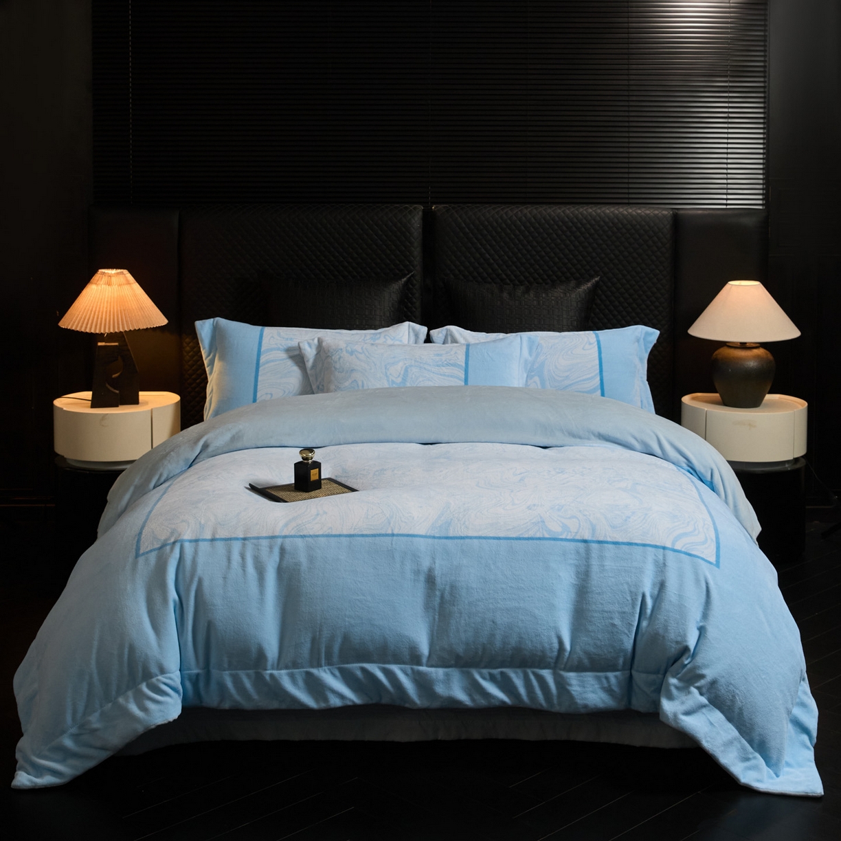 91家纺网 家纺一手货源 找家纺 新方向 2025新款240克全消光数码印花牛奶绒四件套床盖款-云杉 云杉-星月蓝