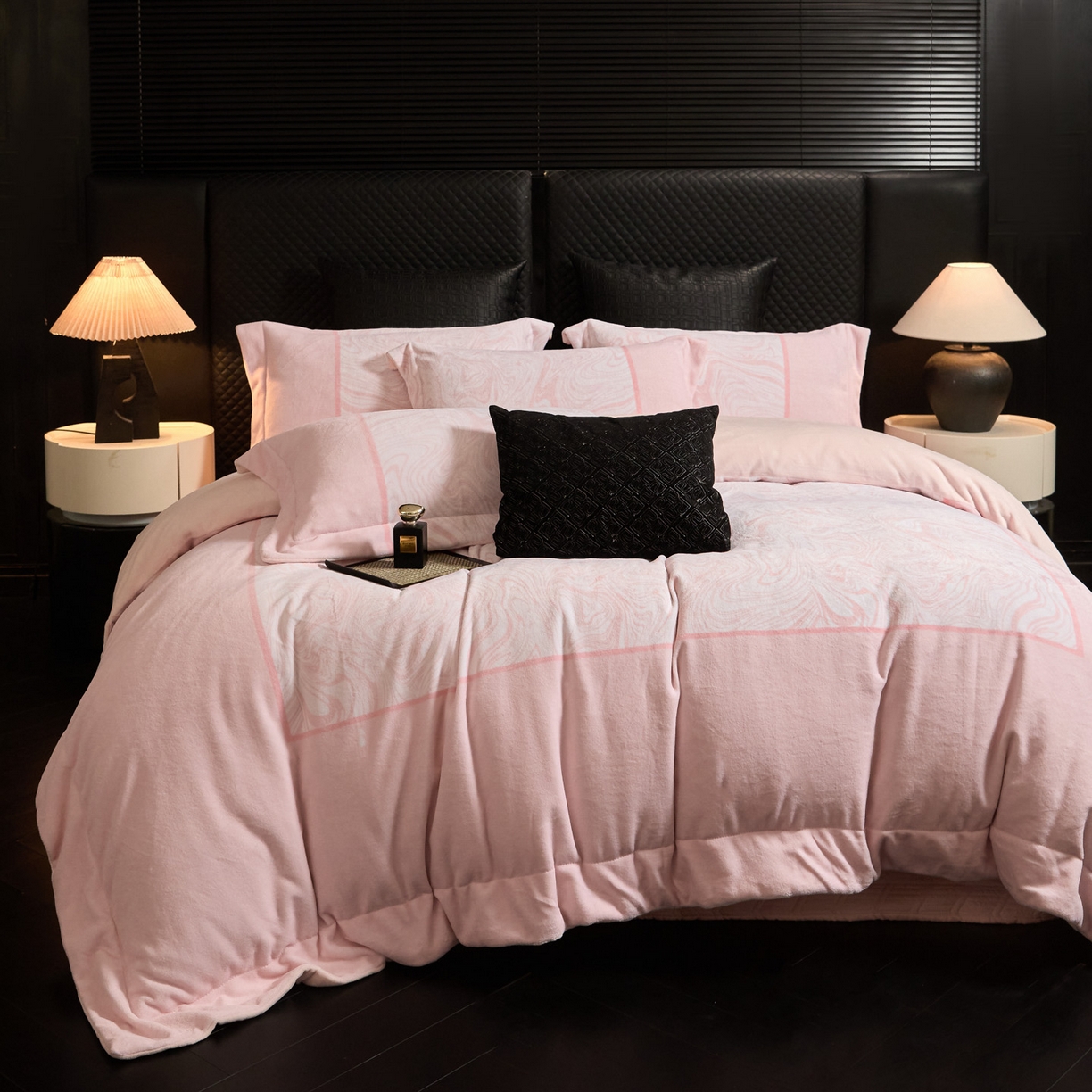 91家纺网 家纺一手货源 找家纺 新方向 2025新款240克全消光数码印花牛奶绒四件套床盖款-云杉 云杉-蔷薇粉