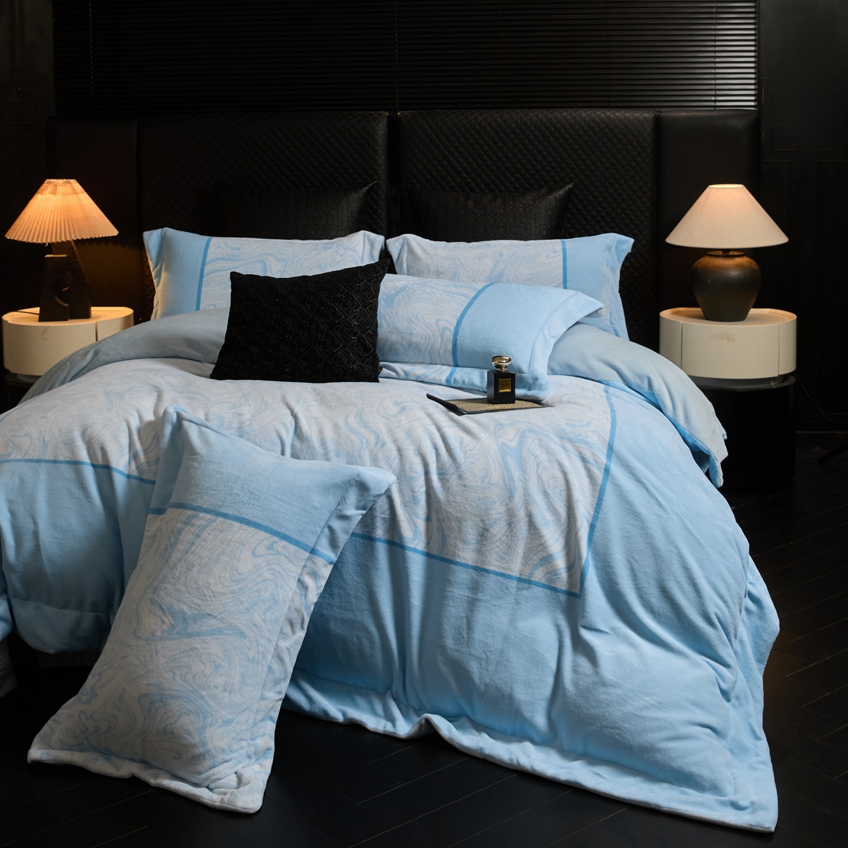 91家纺网 家纺一手货源 找家纺 新方向 2025新款240克全消光数码印花牛奶绒四件套床盖款-云杉 云杉-星月蓝